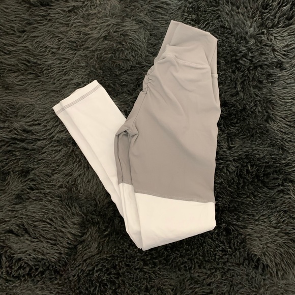 abs2b Pants - Scrunch bum grey & white leggings